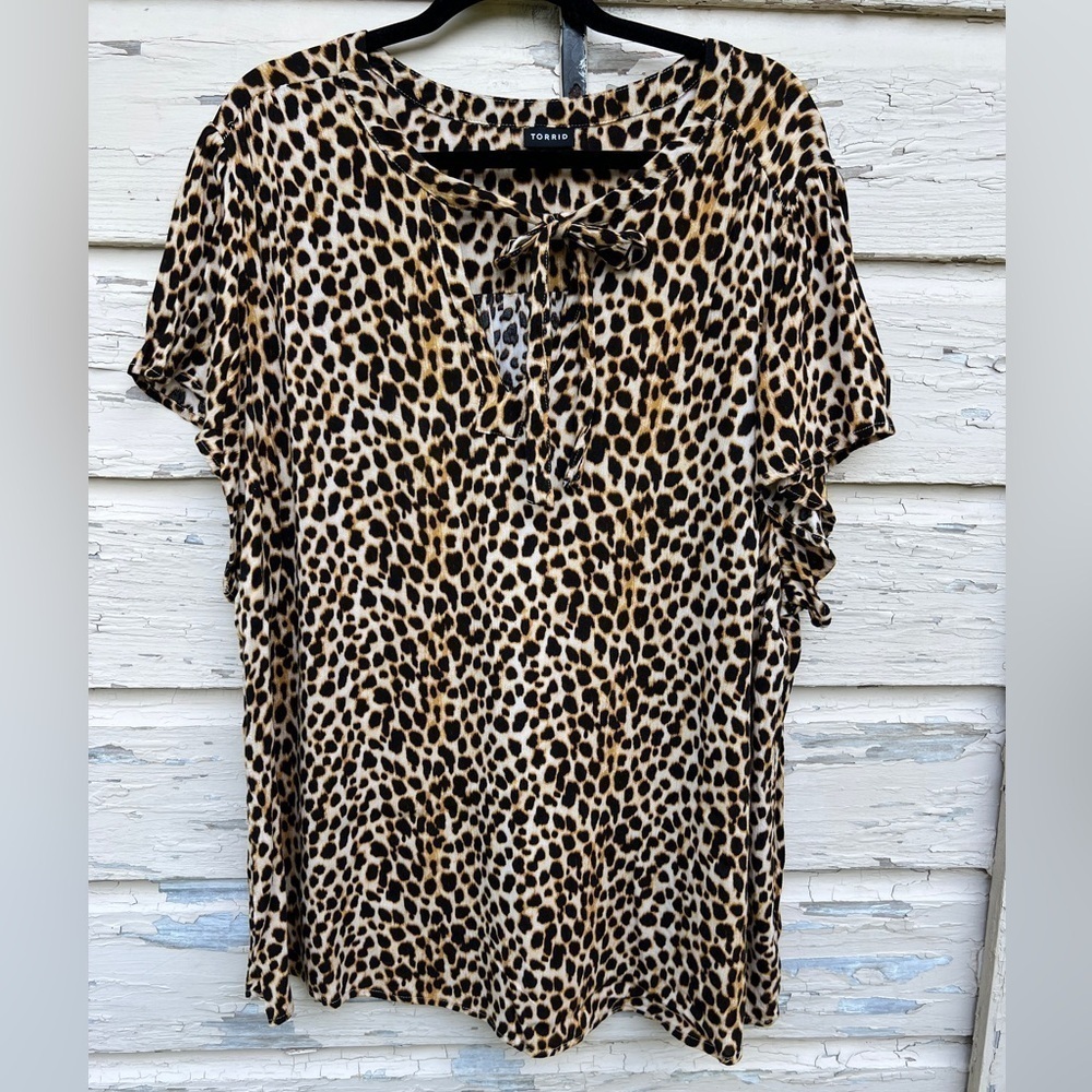 Torrid Leopard Animal Print Mobwife BoHo Blouse Top Size 4 - Picture 1 of 7